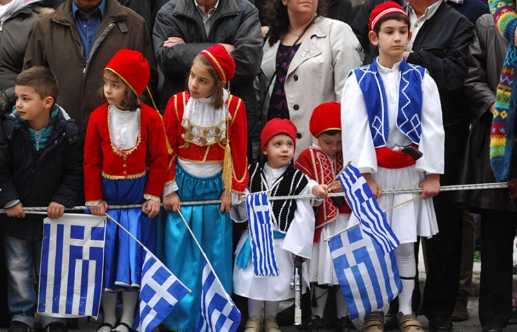 Στιγμιότυπο από την παρέλαση για την επέτειο της 25ης Μαρτίου στα Τρίκαλα (φωτ.: EUROKINISSI / Θανάσης Καλλιάρας)