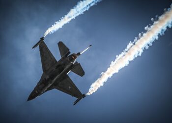 Αεροσκάφος F16 σε ακροβατικούς ελιγμούς (φωτ. αρχείου: Υπουργείο Εθνικής Άμυνας)