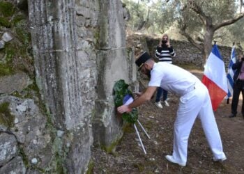 Φωτογραφία από την τελετή μνήμης στο ρημαγμένο νεκροταφείο στη Σκάλα Λουτρών της Λέσβου το 2018 (Πηγή: ΑΠΕ/ΜΠΕ)