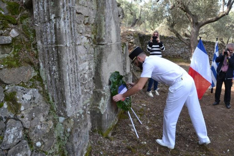 Φωτογραφία από την τελετή μνήμης στο ρημαγμένο νεκροταφείο στη Σκάλα Λουτρών της Λέσβου το 2018 (Πηγή: ΑΠΕ/ΜΠΕ)