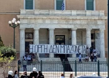 Μέλη του Ρουβίκωνα ανάρτησαν πανό για τα Τέμπη στη Βουλή (φωτ.: twitter.com/20_20_mag)