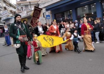 Με τη σημαία του Πόντου οδήγησαν την παρέλαση τα μέλη του σωματείου (φωτ.: facebook/ Katerina Bili)