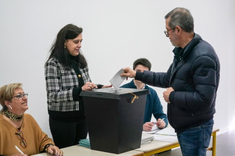 Ψηφοφόρος ρίχνει το ψηφοδέλτιο στην κάλπη των πορτογαλικών εκλογών, 10 Μαρτίου 2024 (φωτ.: EPA/Hugo Delgado)