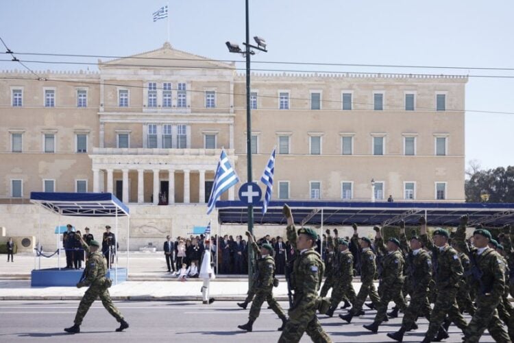 Εικόνα από τη στρατιωτική παρέλαση στο Σύνταγμα, πέρυσι, κατά την εθνική επέτειο της 25ης Μαρτίου 1821 (φωτ.: ΑΠΕ-ΜΠΕ/ Γρ. Τύπου Πρωθυπουργού/Δημήτρης Παπαμήτσος)