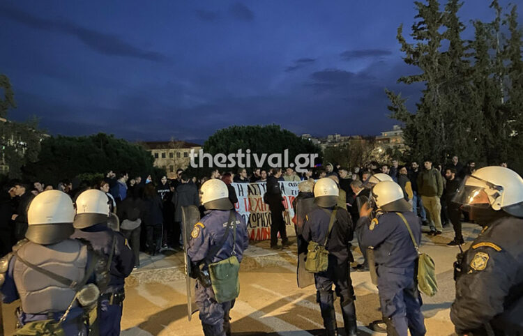 Φοιτητές απέναντι από τις αστυνομικές δυνάμεις (φωτ.: Thestival)