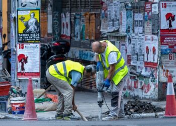 Εργάτες στο κέντρο της Αθήνας (φωτ.: EUROKINISSI/Κωνσταντίνος Τζούμας)