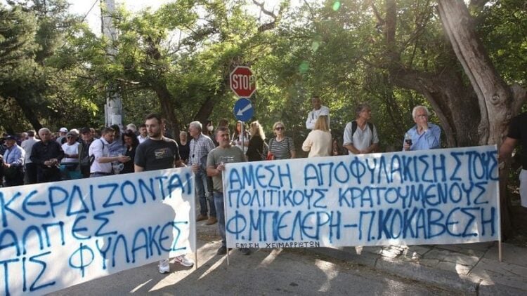 Στιγμιότυπο από διαμαρτυρία κατοίκων της Χειμάρρας κατά της φυλάκισης του Φρέντι Μπελέρη και του Παντελή Κοκαβέση (φωτ.: glomex)