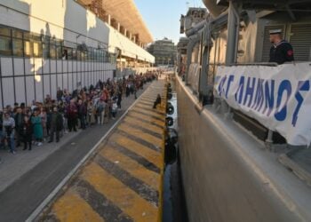 Μεγάλες ουρές σχηματίστηκαν στο λιμάνι του Πειραιά για μια επίσκεψη στα πλοία του Πολεμικού Ναυτικού (φωτ.: Γενικό Επιτελείο Ναυτικού)