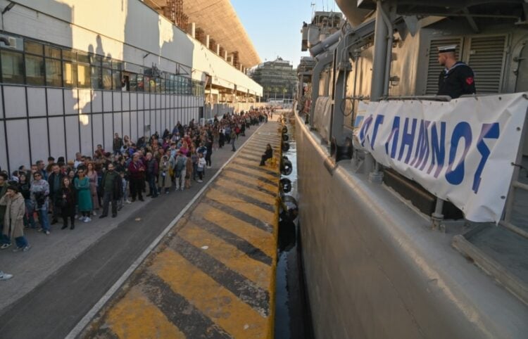 Μεγάλες ουρές σχηματίστηκαν στο λιμάνι του Πειραιά για μια επίσκεψη στα πλοία του Πολεμικού Ναυτικού (φωτ.: Γενικό Επιτελείο Ναυτικού)