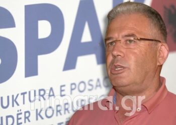 Ο Γκόργκι Γκόρο με φόντο το σήμα της εισαγγελίας διαφθοράς της Αλβανίας (φωτ.: himara.gr)