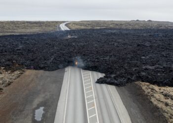 Ποτάμι λάβας έχει καλύψει δρόμο κοντά στο Χάγκαφελ, στη νοτιοδυτική Ισλανδία (φωτ.: EPA/Anton Brink)