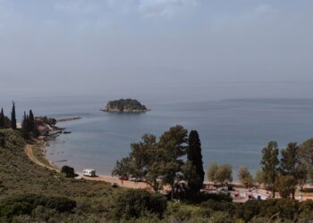 Γενική άποψη παραλίας του Ναυπλίου καλυμμένη με αφρικανική σκόνη (φωτ.: ΑΠΕ-ΜΠΕ /Ευάγγελος Μπουγιώτης)