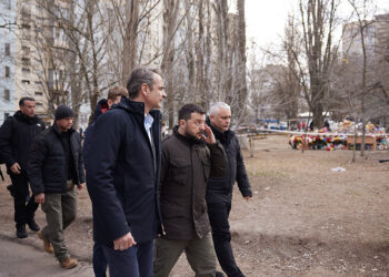 Μητσοτάκης και Ζελένσκι σε βομβαρδισμένο οικιστικό συγκρότημα στην Οδησσό, όπου σκοτώθηκαν πολλοί άμαχοι, ανάμεσά τους παιδιά (φωτ.: Γραφείο Τύπου Πρωθυπουργού / Δημήτρης Παπαμήτσος)