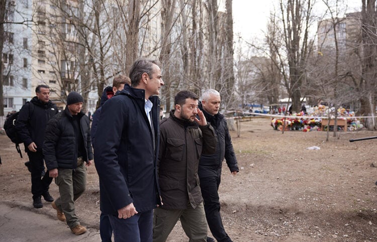 Μητσοτάκης και Ζελένσκι σε βομβαρδισμένο οικιστικό συγκρότημα στην Οδησσό, όπου σκοτώθηκαν πολλοί άμαχοι, ανάμεσά τους παιδιά (φωτ.: Γραφείο Τύπου Πρωθυπουργού / Δημήτρης Παπαμήτσος)