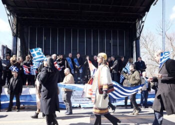 Στιγμιότυπο από την παρέλαση για την 25η Μαρτίου στο Μόντρεαλ, παρουσία του Κυριάκου Μητσοτάκη και του Τζάστιν Τριντό (φωτ.: Γραφείο Τύπου Πρωθυπουργού / Δημήτρης Παπαμήτσος)