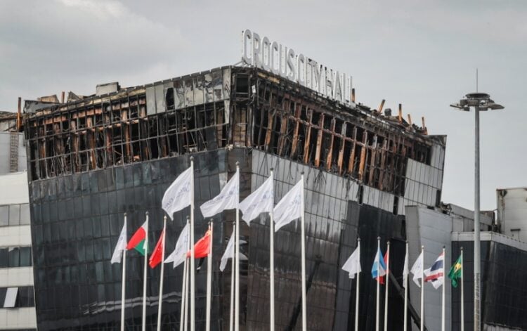 Ο συναυλιακός χώρος Crocus City Hall απομένει καμένος έξω από τη Μόσχα πέντε ημέρες μετά την τρομοκρατική επίθεση που μέχρι στιγμής έχει στοιχίσει τη ζωή σε 140 ανθρώπους (φωτ.: EPA/Yuri Kochetkov)