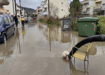 Πλημμυρισμένος δρόμος σε περιοχή του Ναυπλίου το πρωί της Παρασκευής. Από την βροχή και τον αέρα έπεσαν δένδρα και σημειώθηκαν κατολισθήσεις στην περιοχή Καραθώνα Ναυπλίου (φωτ.: ΑΠΕ-ΜΠΕ/Ευάγγελος Μπουγιώτης)