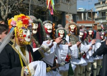 Οι Γενίτσαροι και οι Μπούλες έσυραν το χορό στο κέντρο της Νάουσας (φωτ.: Δήμος Ηρωικής Πόλης Νάουσας/Μιχάλης Αγιαννίδης)