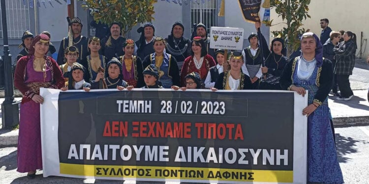 Τα μέλη του Συλλόγου Ποντίων Δάφνης πριν από την παρέλαση για την 25η Μαρτίου στη Σκύδρα (φωτ.: Facebook / Σύλλογος Ποντίων Δάφνης)