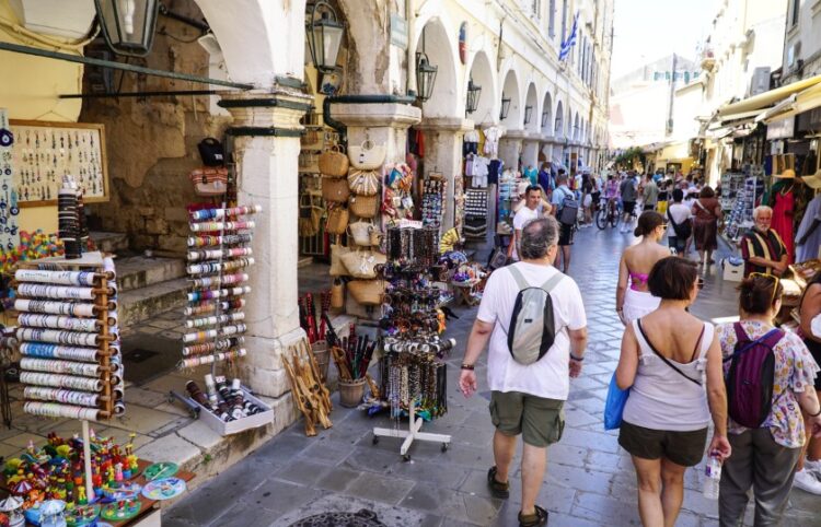 Τουρίστες στην Κέρκυρα (φωτ.: EUROKINISSI/Γιώργος Κονταρίνης)