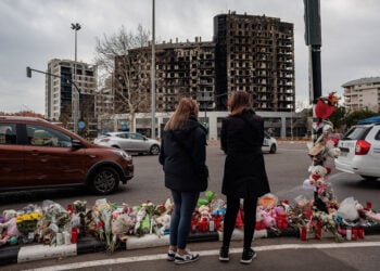 Στο βάθος η πολυκατοικία στη Βαλένθια που έγινε παρανάλωμα του πυρός (φωτ.: EPA / Biel AliÃ)