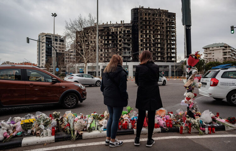 Στο βάθος η πολυκατοικία στη Βαλένθια που έγινε παρανάλωμα του πυρός (φωτ.: EPA / Biel AliÃ)