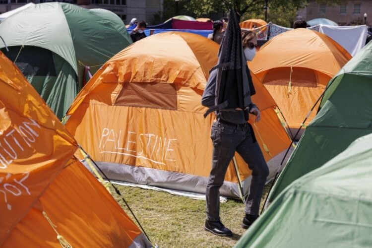 Σκηνές φοιτητών που υπερασπίζονται τους Παλαιστίνιους στις εγκαταστάσεις του Πανεπιστήμιου Κολούμπια (φωτ.: EPA/Sarah Yenesel)