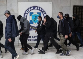 Συλληφθέντες για τη δολοφονία του 31χρονου αστυνομικού των ΜΑΤ Γιώργου Λυγγερίδη οδηγούνται στον Ανακριτή (φωτ. αρχείου: Eurokinissi)