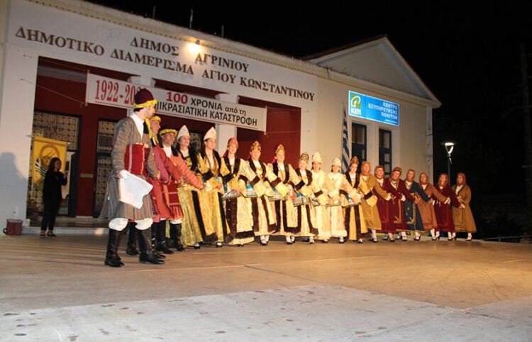 Στιγμιότυπο από το αντάμωμα χορευτικών συλλόγων της Περιφέρειας Δυτικής Ελλάδας, που έγινε στον Άγιο Κωνσταντίνο Αγρινίου το 2022 για τα 100 χρόνια από τη Μικρασιατική Καταστροφή (φωτ.: Facebook / Σύλλογος Μικρασιατών Προσφύγων Αιτωλοακαρνανίας)