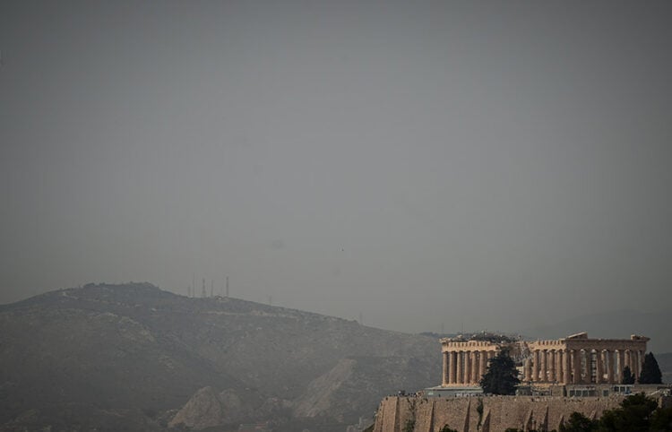 Η Ακρόπολη σε... σκονισμένο φόντο (φωτ.: EUROKINISSI / Τατιάνα Μπόλαρη)