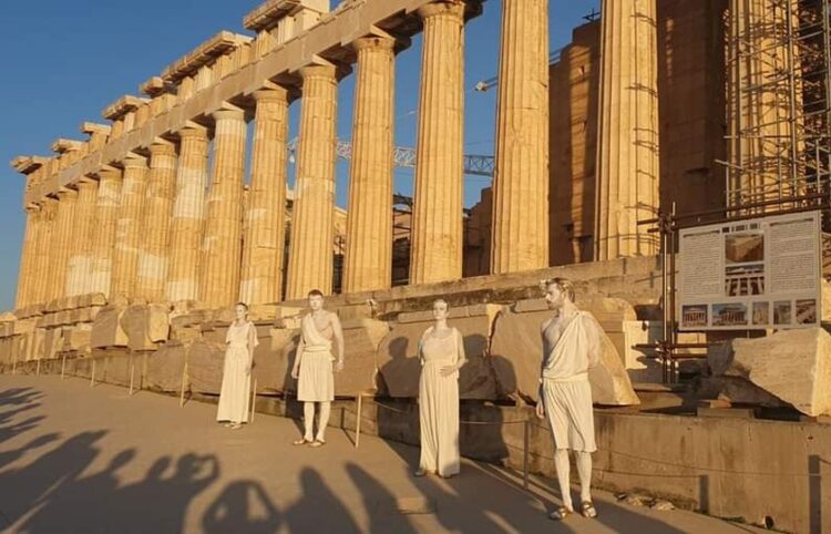 Κούροι και Κόρες μπροστά στον Παρθενώνα (φωτ.: facebook/Constantina Mouzaki)