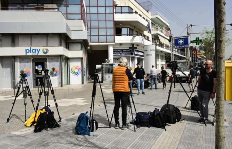 Τηλεοπτικές κάμερες έξω από το αστυνομικό τμήμα των Αγίων Αναργύρων (φωτ.: EUROKINISSI/Μιχάλης Καραγιάννης)