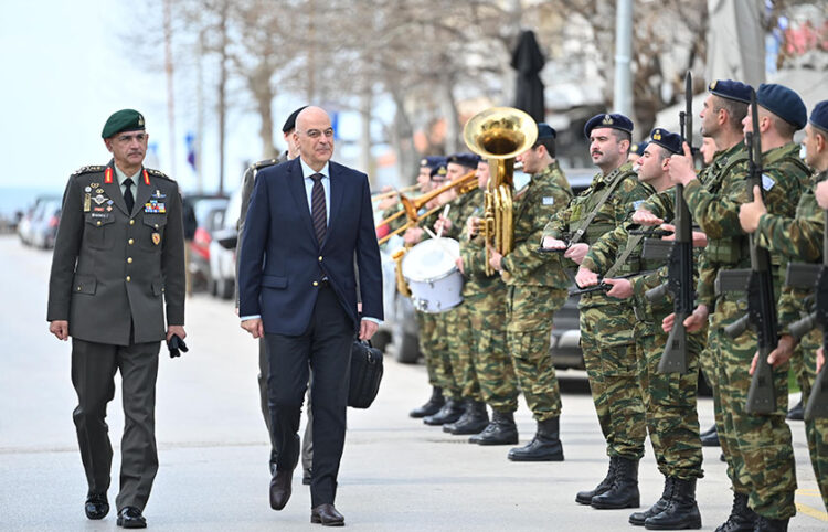 Ο Νίκος Δένδιας στην έδρα της XII Μηχανοκίνητης Μεραρχίας Πεζικού στην Αλεξανδρούπολη (φωτ.: Υπουργείο Εθνικής Άμυνας)