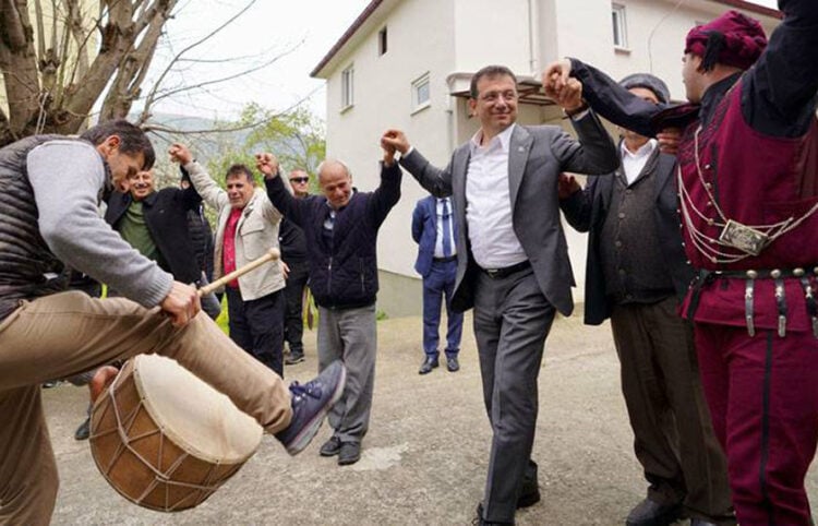 Ο Εκρέμ Ιμάμογλου χορεύει στο χωριό του (πηγή: m.t24.com.tr)