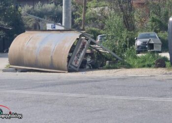 Στο κέντρο η κατεστραμμένη στάση του λεωφορείου και δεξιά το αυτοκίνητο που τούμπαρε από την πρόσκρουση (φωτ.: pliroforiodotis.gr)