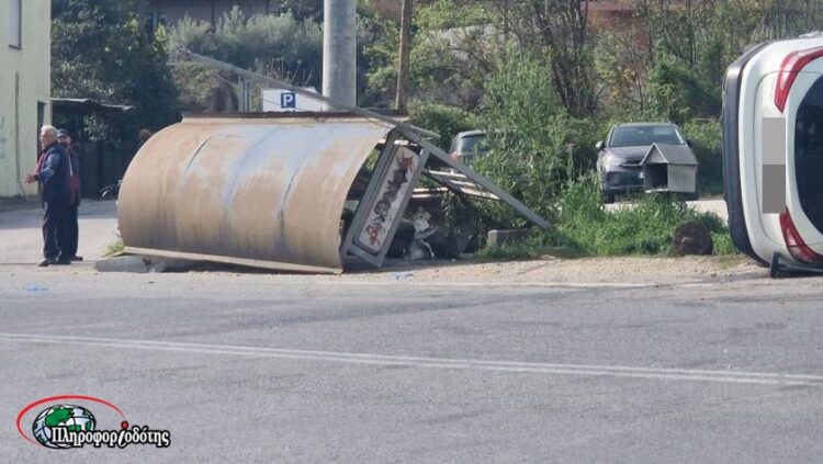 Στο κέντρο η κατεστραμμένη στάση του λεωφορείου και δεξιά το αυτοκίνητο που τούμπαρε από την πρόσκρουση (φωτ.: pliroforiodotis.gr)