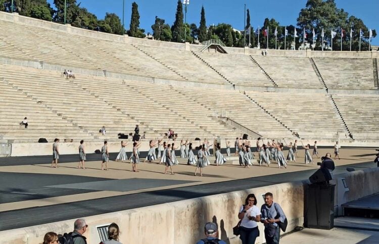 Στιγμιότυπο από τη χορογραφία Χορογραφία Ιερειών και Κούρων (φωτ.: pontosnews.gr)