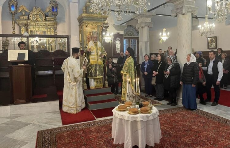 Στιγμιότυπο από τη λειτουργία της Κυριακής των Βαΐων στον ιερό ναό της Αγίας Ευφημίας στη Χαλκηδόνα (φωτ.: facebook/Giannis Demirtzoglou)