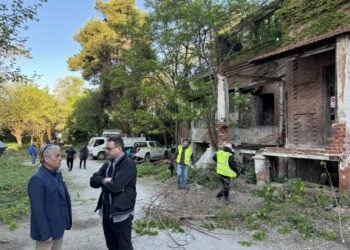 Συνεργεία του δήμου Θεσσαλονίκης καθαρίζουν το χώρο του «Κόκκινου Πύργου» (φωτ.: ΑΠΕ-ΜΠΕ)