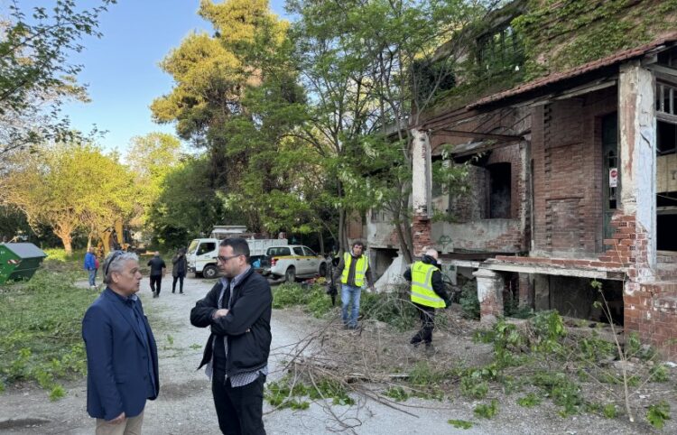 Συνεργεία του δήμου Θεσσαλονίκης καθαρίζουν το χώρο του «Κόκκινου Πύργου» (φωτ.: ΑΠΕ-ΜΠΕ)