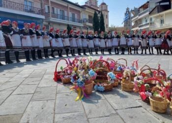 Μέλη του Συλλόγου Κρόκου Κοζάνης «Λαζαρίνες» στη διάρκεια εκδήλωσης (φωτ.: Μικρασιατικός Σύλλογος Μενεμένης-Αμπελοκήπων «Αγία Παρασκευή»)