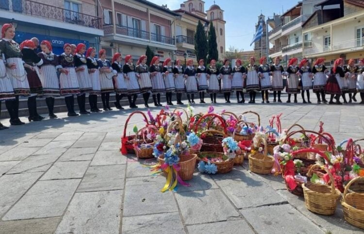 Μέλη του Συλλόγου Κρόκου Κοζάνης «Λαζαρίνες» στη διάρκεια εκδήλωσης (φωτ.: Μικρασιατικός Σύλλογος Μενεμένης-Αμπελοκήπων «Αγία Παρασκευή»)