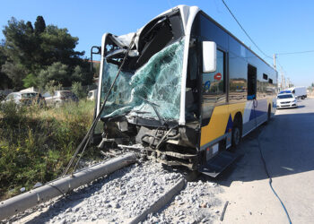 Το λεωφορείο του ΟΑΣΑ που έπεσε στην κολόνα (φωτ.: EUROKINISSI / Γιάννης Παναγόπουλος)