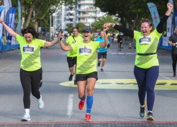 Δρομείς στον αγώνα των 10 χλμ. τερματίζουν περιχαρείς στην παραλία της Θεσσαλονίκης (φωτ.: ΜΟΤΙΟΝΤΕΑΜ/Βασίλης Βερβερίδης)