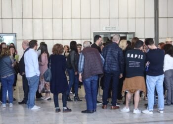 Συγγενείς θυμάτων, εγκαυματίες και πολίτες έξω από τη δικαστική αίθουσα όπου κρίθηκαν σήμερα το πρωί οι κατηγορούμενοι για τη φονική πυρκαγιά στο Μάτι (φωτ.: EUROKINISSI/Γιάννης Παναγόπουλος)