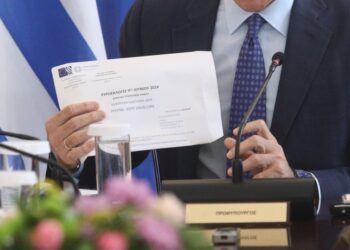 Ο φάκελος της επιστολικής ψήφου στα χέρια του Κυριάκου Μητσοτάκη (φωτ.: EUROKINISSI/Γιάννης Παναγόπουλος)