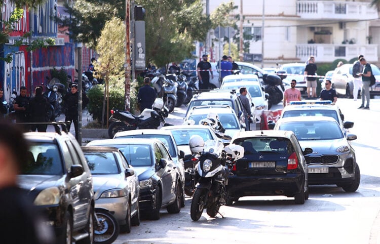 Αστυνομικοί έχουν αποκλείσει την περιοχή έξω από το σύνδεσμο του Πανιωνίου στη Νέα Σμύρνη (φωτ.: EUROKINISSI)