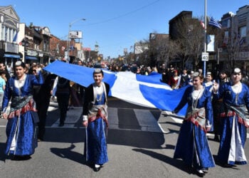 Ελληνόπουλα ποντιακής καταγωγής στην παρέλαση για την 25η Μαρτίου στο Τορόντο (φωτ.: Αρχιεπισκοπή Καναδά)