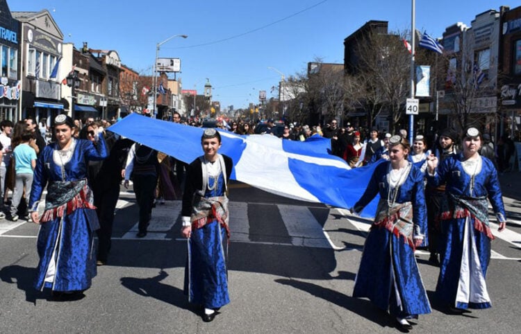 Ελληνόπουλα ποντιακής καταγωγής στην παρέλαση για την 25η Μαρτίου στο Τορόντο (φωτ.: Αρχιεπισκοπή Καναδά)