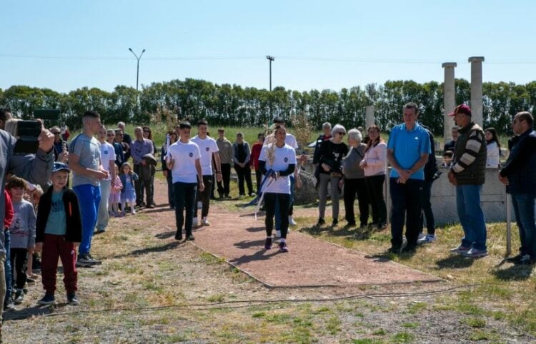 Η Πολυνίκη Εμμανουηλίδου στην εκκίνηση της Αλεξάνδρειας Ειρηνοδρομίας (φωτ.: facebook/Δήμος Πέλλας)